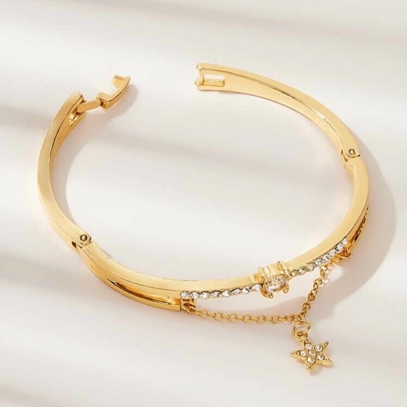 Dangling Star Bangle - Picture 3 of 7